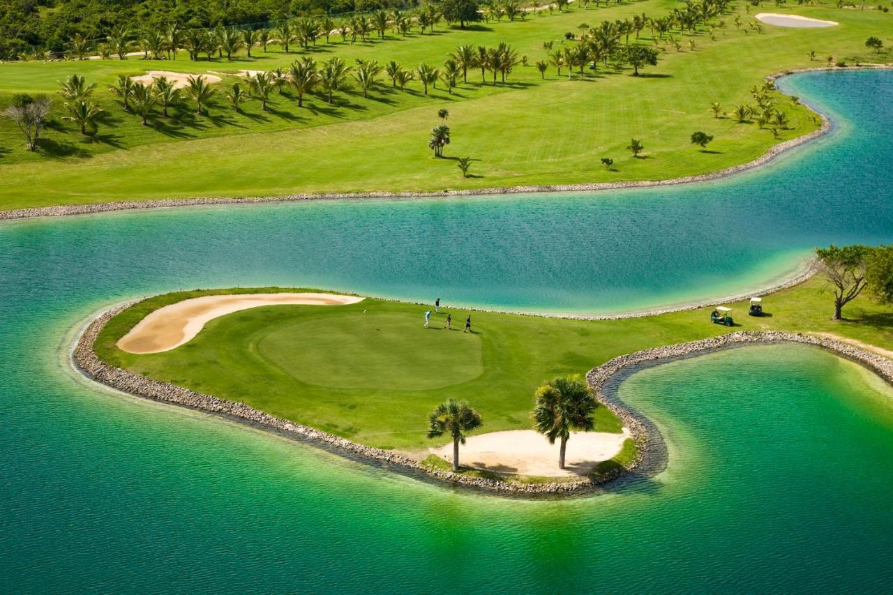 Catalonia Royal Bavaro (Adults Only) Punta Cana Exterior photo Golf course at Jumeirah Islands