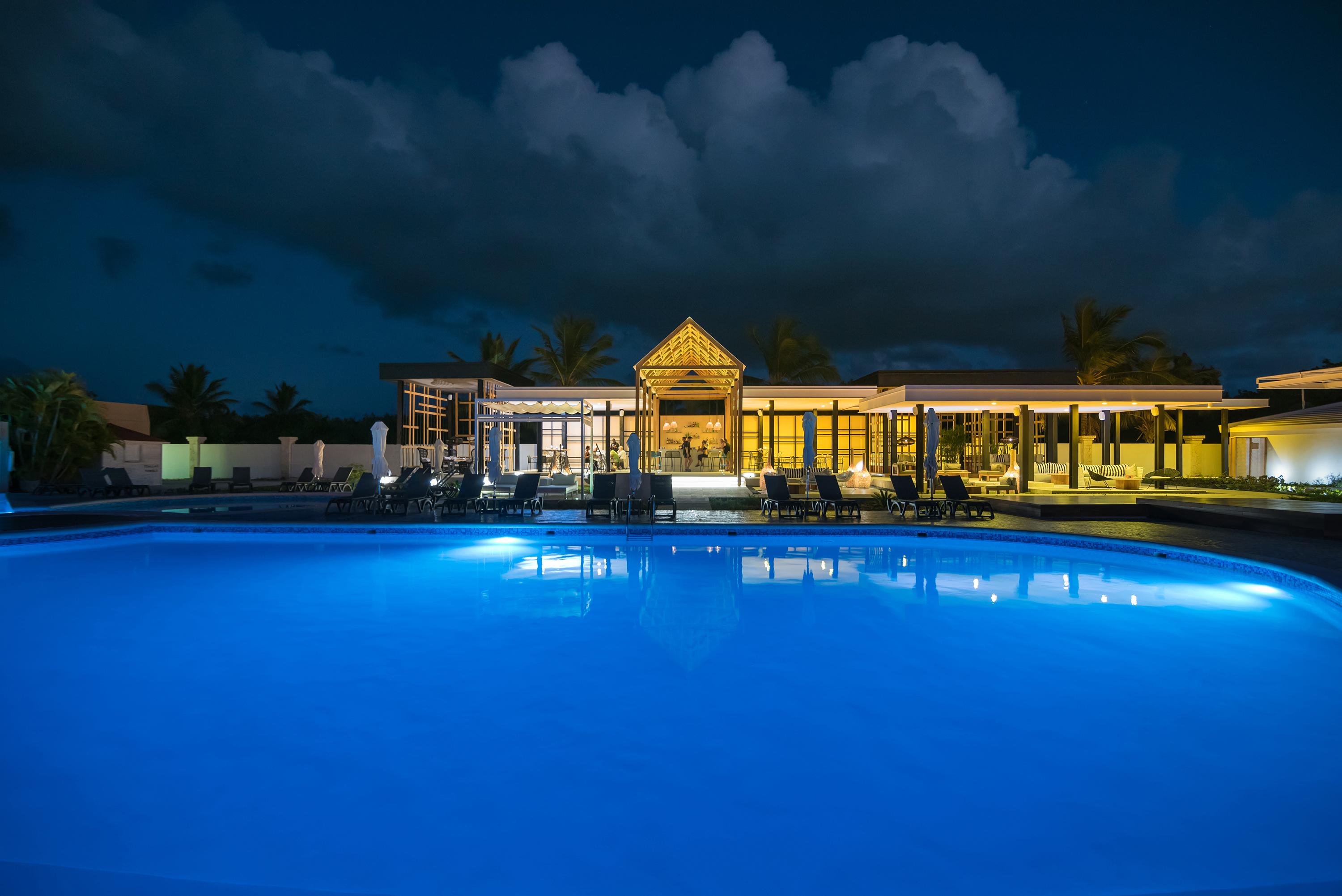 Catalonia Royal Bavaro (Adults Only) Punta Cana Exterior photo The resort at night